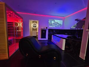 TV a/nebo společenská místnost v ubytování Magnifique Suite Spa Luxembourg