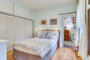 um quarto com uma cama grande num quarto em MCM-Inspired Philadelphia Apartment Private Deck em Filadélfia
