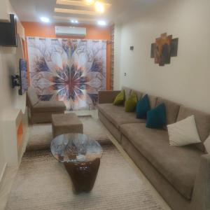 Hurghada Sea View Apartment في الغردقة: غرفة معيشة مع أريكة وطاولة