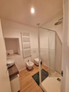 uma casa de banho com um chuveiro, um lavatório e um WC. em Varano 7 em Ancona