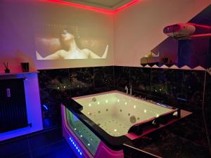 Biliár nebo kulečník v ubytování Magnifique Suite Spa Luxembourg