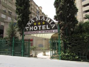 un cartello hotel di fronte a un edificio di Ana María a Granada