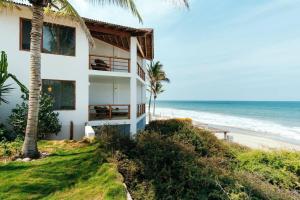 a house on the beach with the ocean at Marmot Seashore Moonset Suite in Máncora