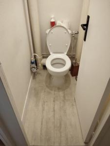 bagno con servizi igienici bianchi in camera di Appartement Courbaril à Nantes (6) a Nantes