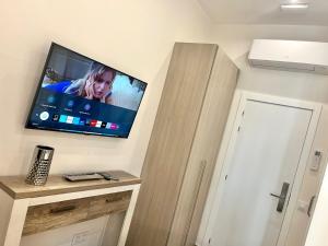 Televízia a/alebo spoločenská miestnosť v ubytovaní Front Arc