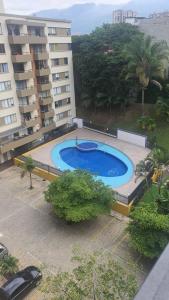 an overhead view of a swimming pool in front of a building at Habitación en apartamento compartido en Envigado in Envigado