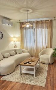 sala de estar con sofá y mesa de centro en BOHO Cane Apartment, en Tirana
