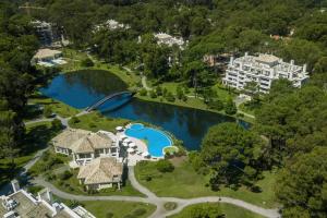 an aerial view of a house with a lake at Depto PB con Jardín - Green Park in Punta del Este