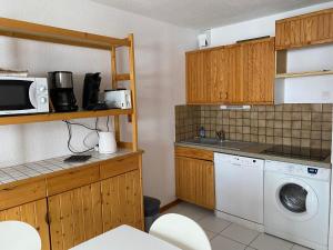een keuken met een wasmachine en een magnetron bij Appartement Valloire, 2 pièces, 4 personnes - FR-1-263-422 in Valloire