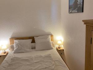 ヴァロワールにあるAppartement Valloire, 2 pièces, 4 personnes - FR-1-263-421のベッドルーム1室(白いシーツと枕のベッド1台付)