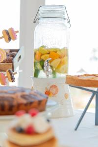 een pot gevuld met groenten en fruit op een tafel bij Ambasciatori Hotel - Breakfast XXL fino alle 12 in Misano Adriatico
