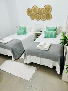 - une chambre avec 2 lits et des serviettes dans l'établissement Ana Mari's Studio in Frigiliana, à Frigiliana