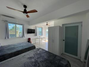 1 Schlafzimmer mit 2 Betten und einem Deckenventilator in der Unterkunft El Balcón de Luly in Culebra