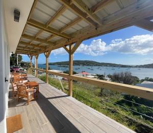 uma varanda com vista para a água em El Balcón de Luly em Culebra