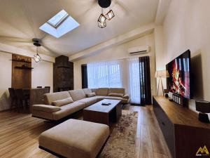 uma sala de estar com um sofá e uma mesa em Mihail Apartments Mavrovo em Mavrovo