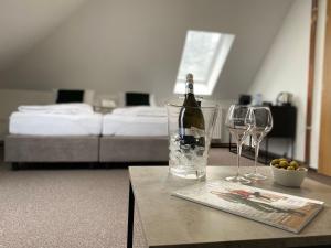 einen Tisch mit einer Flasche Wein und zwei Weingläsern in der Unterkunft Casa in Hradec Králové