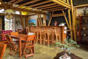 a dining room with wooden chairs and a table at Casa Mochila in Salento