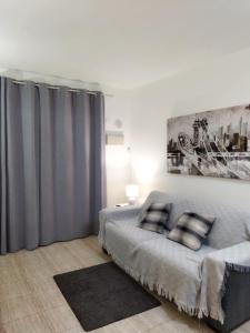 een slaapkamer met een bed en een schilderij aan de muur bij Casa alisios 71 in Corralejo +13 foto's