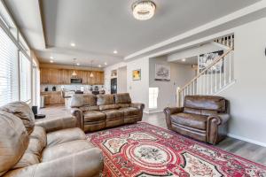 Χώρος καθιστικού στο 17 Mi to Downtown Denver Modern Aurora Home!