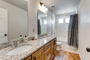 Ένα μπάνιο στο 17 Mi to Downtown Denver Modern Aurora Home! +28 φωτογραφίες