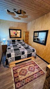 a bedroom with a bed and a rug on the floor at Paradise Rose’s in Talagante