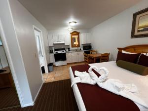 ein Schlafzimmer mit einem Bett mit Handtüchern darauf in der Unterkunft Alpine Motel in Jackson