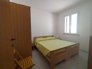 een slaapkamer met een bed en een raam bij Residence Venticello in Torre Vado