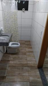 Pousada Apucarana في أبوكارانا: حمام مع مرحاض ومغسلة