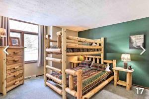 1 Schlafzimmer mit 2 Etagenbetten und einer grünen Wand in der Unterkunft Beautiful Lake Home w/ Paddle-boards & kayaks in Beaver Dam