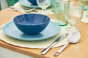 una ciotola blu su un piatto su un tavolo con argenteria di Inglesinhos - Castelo a Lisbona