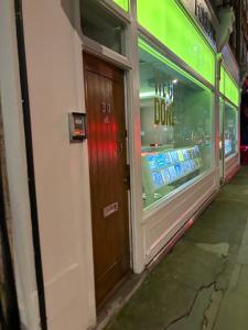 Una porta di una farmacia su una strada di Room137 Stay in Stoke Newington a Londra