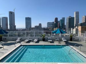 una piscina en la parte superior de un edificio con vistas al perfil urbano en Luxury 1bd in Downtown LA, en Los Ángeles