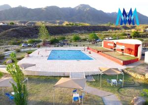 a large swimming pool with mountains in the background at Mulelle cabañas in Ciudad Lujan de Cuyo