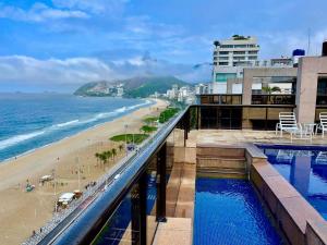a view of the beach and ocean from a building at Luxo Ipanema avenida Vieira a Souto frente mar in Rio de Janeiro