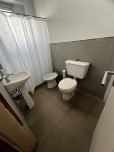 a bathroom with a toilet and a sink at ITALIA 1 in Villa María