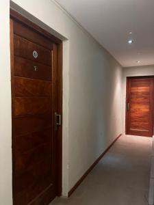 an empty room with a door and a hallway at ITALIA 1 in Villa María