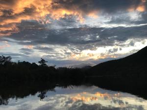 un tramonto su un fiume con un cielo nuvoloso di Camping Refúgio Shakti II a Florianópolis