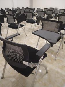 een rij stoelen in een kamer bij Hotel Royal Elim International in Cali