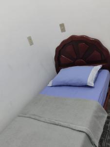 um quarto com uma cama e uma cabeceira em madeira em Fine Guest em Belo Horizonte
