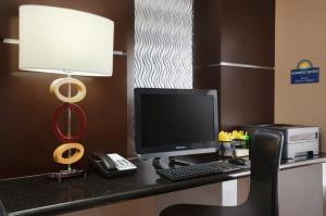 TV a/nebo společenská místnost v ubytování Days Inn & Suites by Wyndham Conroe North