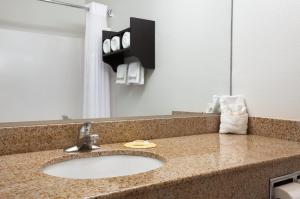 Koupelna v ubytování Days Inn & Suites by Wyndham Conroe North + 26 fotografií