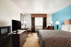 Postel nebo postele na pokoji v ubytování Days Inn & Suites by Wyndham Conroe North