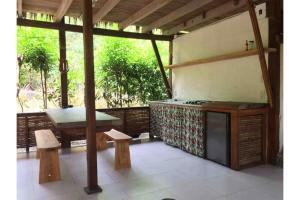 een buitenkeuken met een tafel en een grill bij Casa Moringa in Palomino