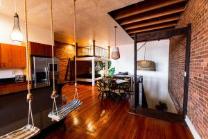 The Two Story Loft في سبرينغفيلد: غرفة معيشة مع مطبخ وغرفة طعام