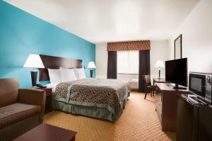 Postel nebo postele na pokoji v ubytování Days Inn & Suites by Wyndham Conroe North
