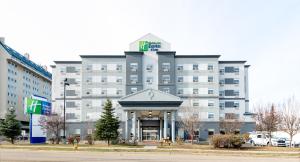 un edificio de hotel con un cenador frente a él en Holiday Inn Express Hotel & Suites-Edmonton South, an IHG Hotel en Edmonton