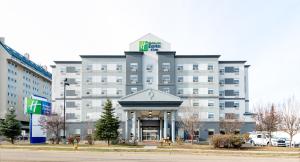 Holiday Inn Express Hotel & Suites-Edmonton South, an IHG Hotel في إيدمونتون: مبنى الفندق وامامه شرفة