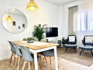 Un comedor con mesa y sillas en Regimiento 2, center, new, quite, parking on request, RG, en Málaga