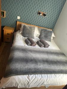 uma cama com almofadas num quarto em 13 St Mary's Mews em Mold