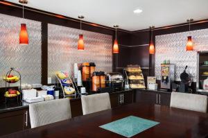 Příslušenství pro přípravu čaje a kávy v ubytování Days Inn & Suites by Wyndham Conroe North